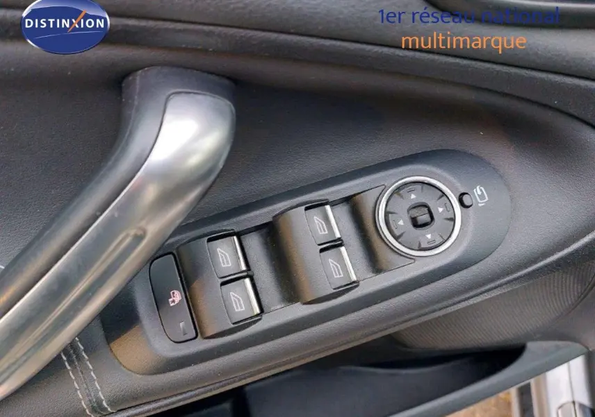 Gros plan sur les commandes des vitres et rétroviseurs sur la portière côté gauche d'un Ford S-MAX gris clair 2012.