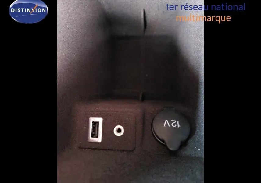 Prise USB, entrée auxiliaire et prise 12V dans l'accoudoir central du Ford S-MAX gris clair métal 2012.