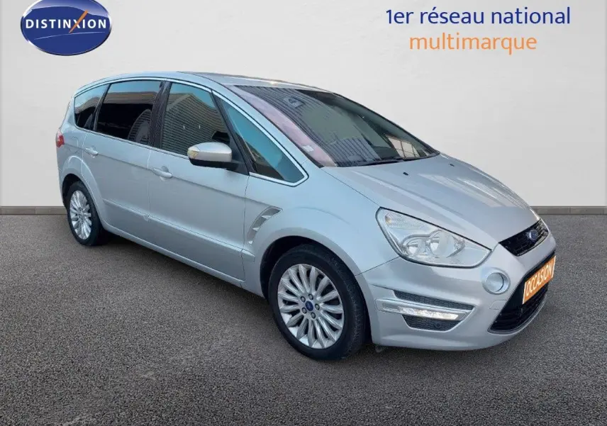 Ford S-Max gris clair métal vu en 3/4 avant droit, mettant en valeur ses phares et jantes alliage.