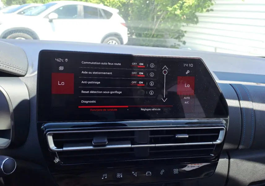 Écran tactile central affichant les réglages d’aide à la conduite dans un Citroën C5 Aircross hybride 2024, intérieur noir.