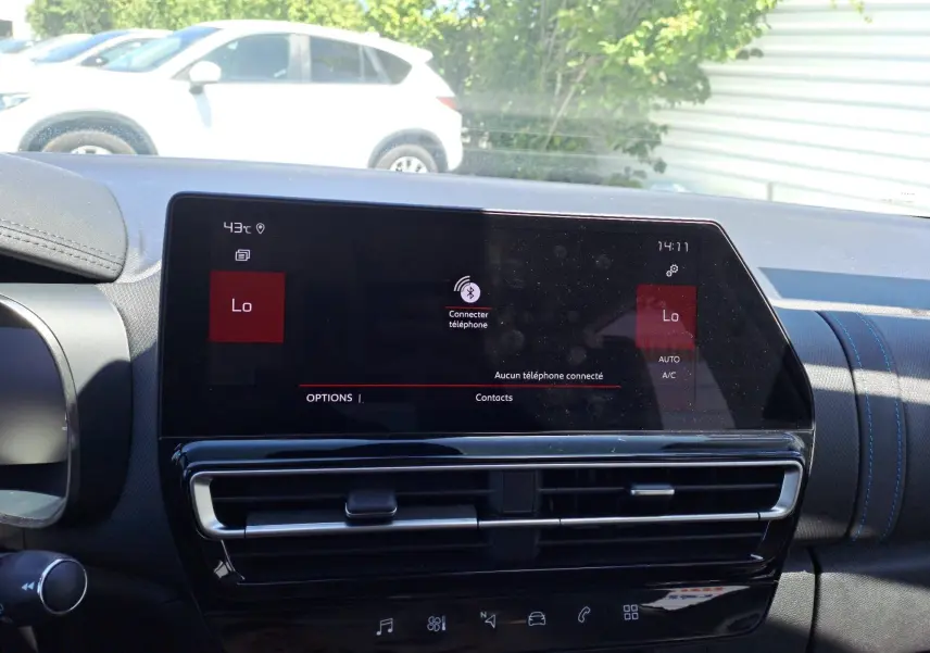 Écran tactile central du tableau de bord du Citroën C5 Aircross gris artense avec toit noir, affichant la connexion Bluetooth.