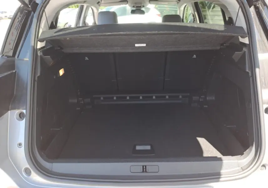 Coffre ouvert d'un Citroën C5 Aircross gris Artense avec toit noir, vue arrière montrant l'espace de chargement vide.