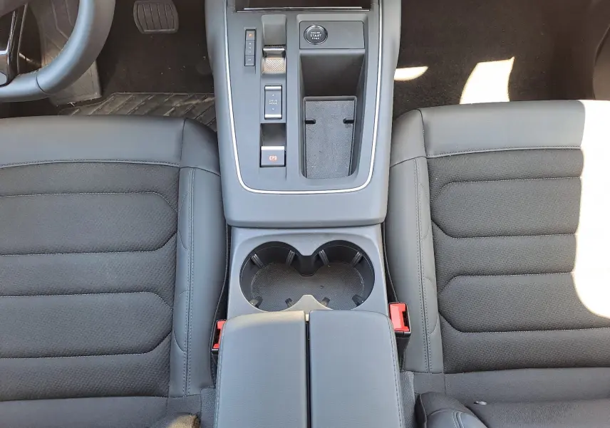Vue plongeante sur la console centrale et les sièges noirs du Citroën C5 Aircross Ph.2 Hybrid 136 e-DCS6 Max 2024.