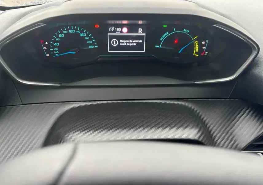 Vue rapprochée du cockpit numérique de la Peugeot 208 Hybrid 100 e-DCS6 Style avec affichage digital et tableau de bord noir.