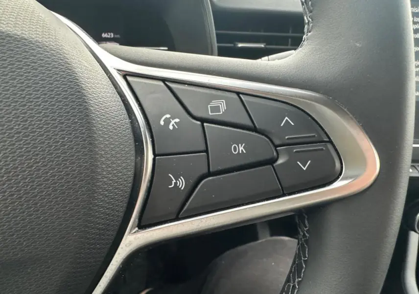 Gros plan sur les commandes multifonctions à droite du volant de la Renault Clio V dCi 100 Evolution 2025.