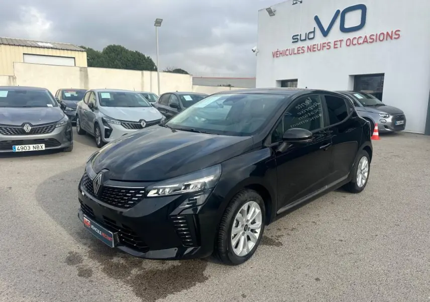 Renault Clio V dCi 100 Evolution noire vue en 3/4 avant droit sur parking de concession.