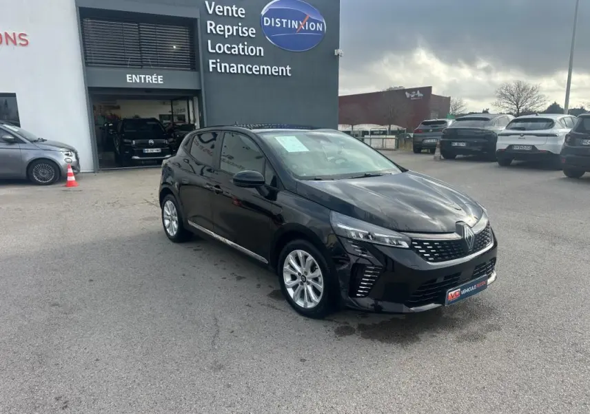 Renault Clio V dCi 100 Evolution noire vue 3/4 avant droit, avec vitres surteintées et calandre moderne.