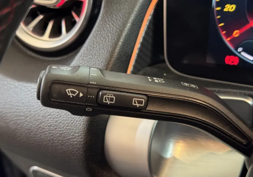 Gros plan sur la commande des essuie-glaces du Mercedes GLB 200 d AMG Line noir, tableau de bord en arrière-plan.