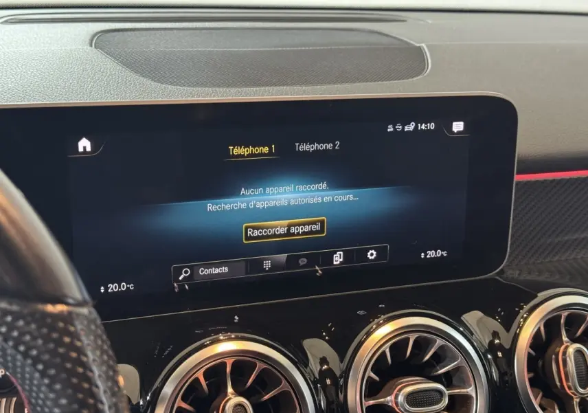 Vue rapprochée de l’écran tactile central et des aérateurs ronds noirs du tableau de bord du Mercedes GLB 200 d AMG Line noir.