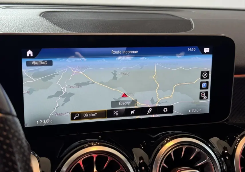Écran tactile du système de navigation 10,3 pouces du Mercedes GLB 200 d AMG Line, vue intérieure du tableau de bord.
