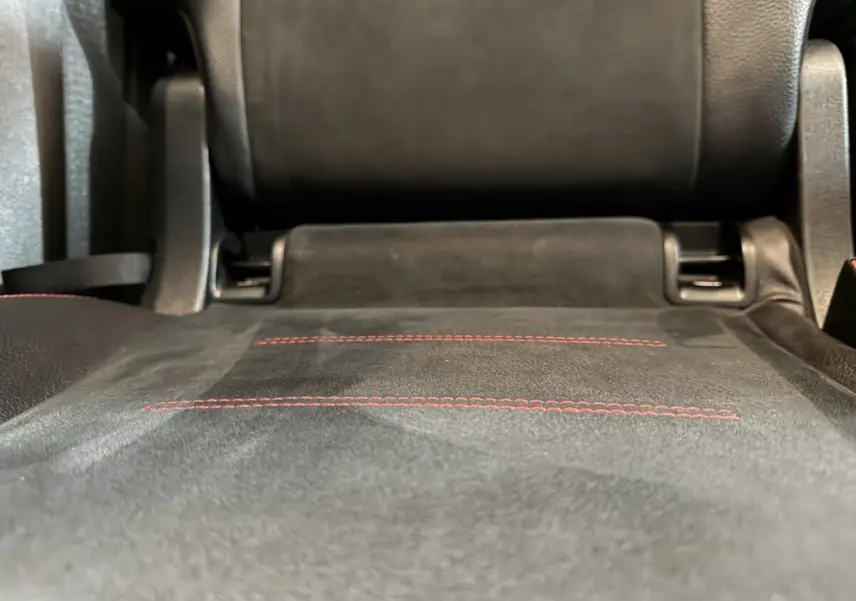 Gros plan sur la banquette arrière noire avec surpiqûres rouges du Mercedes GLB 200 d AMG Line 2020.