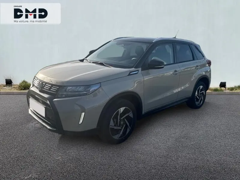 Suzuki Vitara 1.4 Boosterjet Hybrid 2026 vue 3/4 avant en So'Color Savanna Ivory avec toit noir et jantes alu.