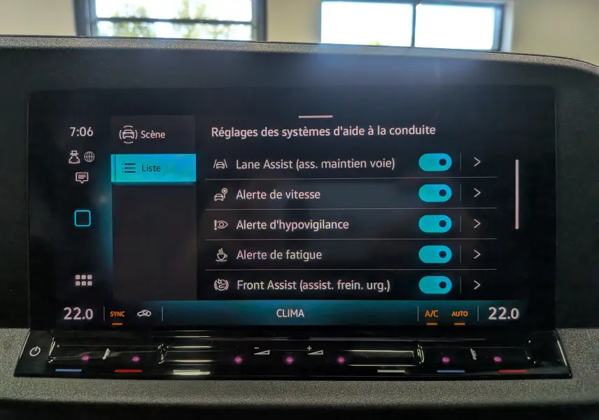 Écran tactile intérieur du Volkswagen Caddy 2025 montrant les réglages des aides à la conduite avec interface en français.