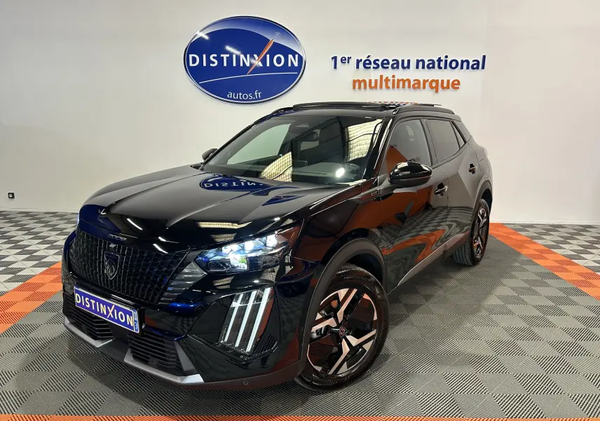 Peugeot 2008 Hybrid noir en 3/4 avant droit, avec signature lumineuse LED verticale et jantes bi-ton distinctives.