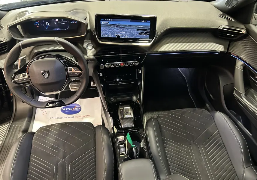 Vue intérieure avant du Peugeot 2008 Hybrid 136 GT noir, avec tableau de bord numérique et écran tactile central.