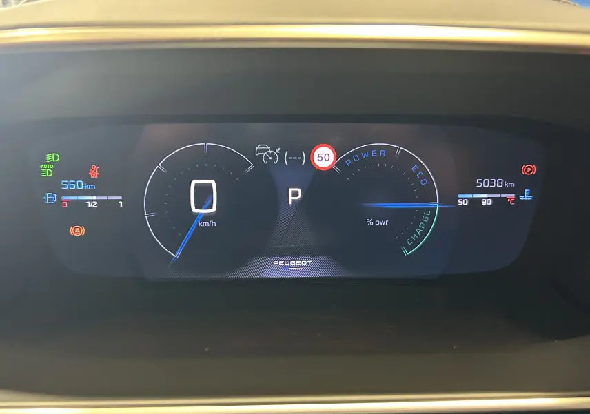 Tableau de bord numérique du Peugeot 2008 Hybrid 136 e-DCS6 GT affichant vitesse, autonomie et indicateurs d'énergie.