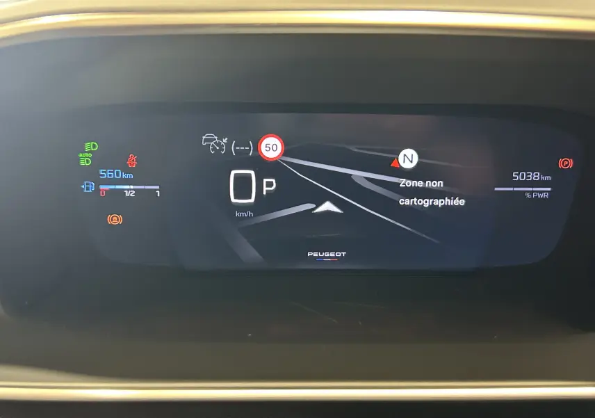 Affichage numérique du tableau de bord Peugeot 2008 Hybrid 136, montrant la navigation et l'autonomie.