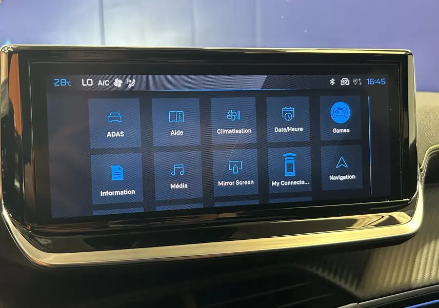 Écran tactile central du tableau de bord du Peugeot 2008 Hybrid noir, affichant les options de menu en bleu.