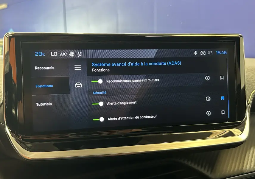 Écran tactile intérieur du Peugeot 2008 Hybrid 136 GT affichant les options d’aide à la conduite, vue frontale.