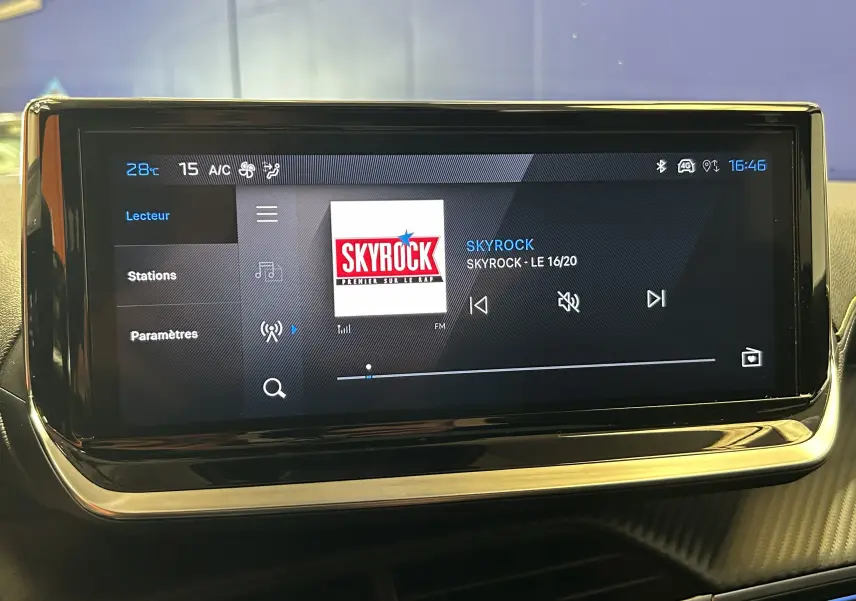 Écran tactile central de la Peugeot 2008 Hybrid 136 GT affichant la radio Skyrock, intérieur noir.
