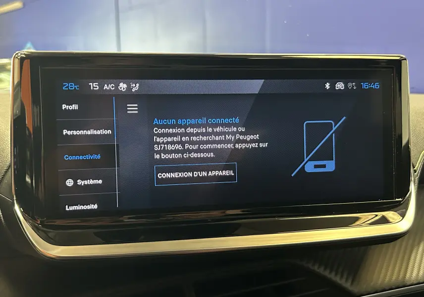 Écran tactile central du tableau de bord du Peugeot 2008 Hybrid 136 GT affichant le menu de connexion Bluetooth.