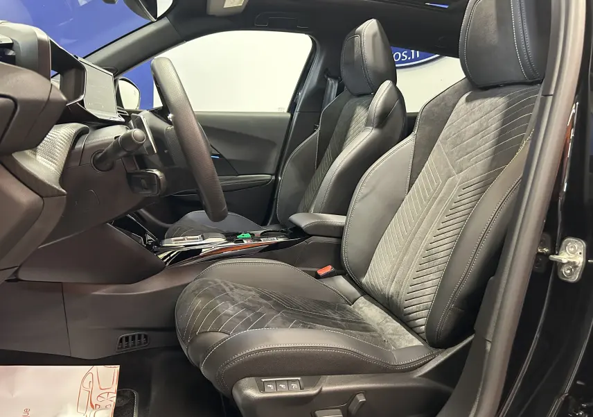 Vue intérieure côté conducteur du Peugeot 2008 Hybrid 136 e-DCS6 GT noir, sièges cuir et alcantara avec réglages électriques.