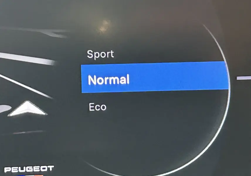 Affichage du mode de conduite "Normal" sur le tableau de bord numérique du Peugeot 2008 Hybrid 136 e-DCS6 GT noir.