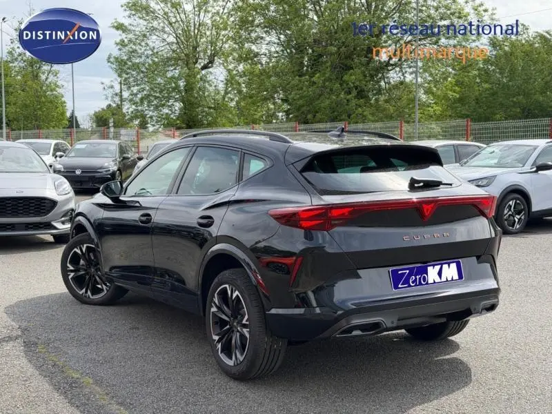 Vue 3/4 arrière droite d'un CUPRA Formentor noir avec feux arrière LED et jantes alliage noires.