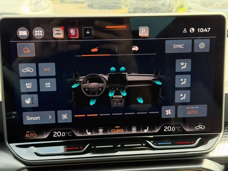 Écran tactile du système de climatisation du CUPRA Formentor bleu, affichant les réglages de ventilation et température à 20°C.