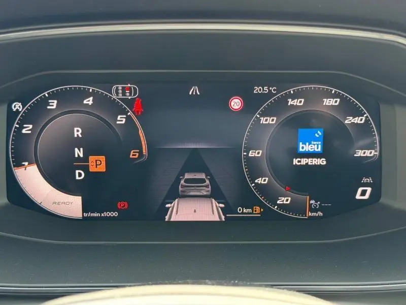Tableau de bord numérique de la CUPRA Formentor 2.0 TDI bleu, affichage vitesse, régime et aide à la conduite.