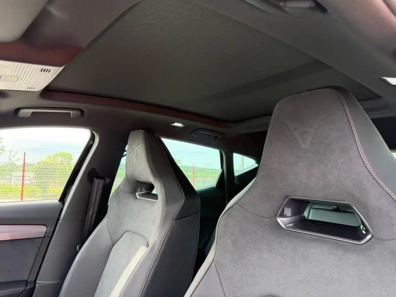 Vue intérieure des sièges avant sport en textile et TEP noir asphalte du CUPRA Formentor 2.0 TDI bleu, avec ciel de toit sombre.