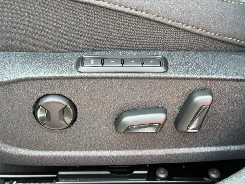 Détail des commandes de réglage électrique du siège conducteur du CUPRA Formentor bleu 2026, avec boutons de mémoire.