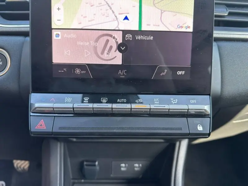Détail de la console centrale du Renault Captur 2025, montrant l'écran tactile et les commandes climatisation en finition Techno.