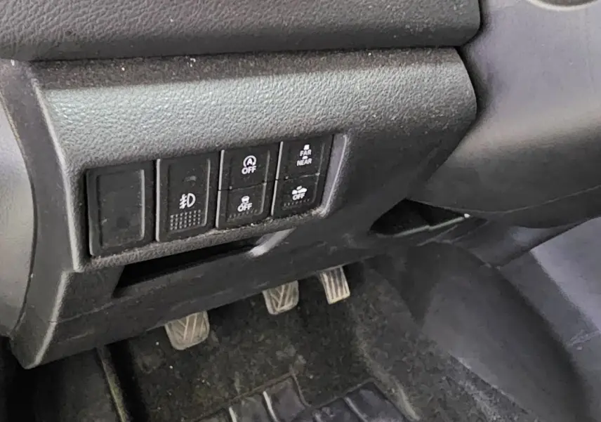 Gros plan sur les commandes et pédales côté conducteur du Suzuki SX4 S-Cross 2020 avec boîte manuelle.