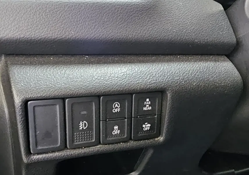 Vue rapprochée des boutons de commande sur la gauche du tableau de bord du Suzuki SX4 S-Cross gris 2020.