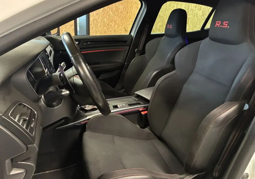 Gros plan sur la roue avant droite noire à jante ajourée de la Renault Mégane IV RS 280 blanche avec étrier Brembo visible.