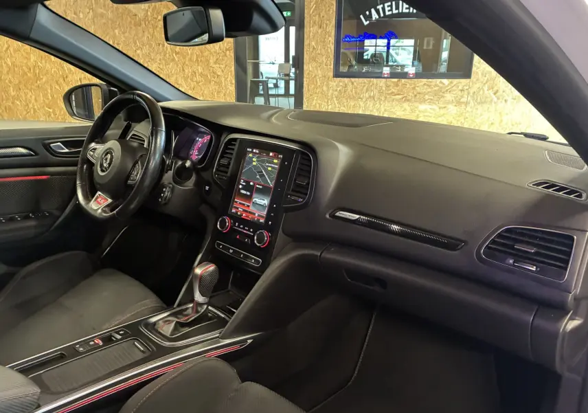 Vue intérieure de la porte avant gauche d'une Renault Mégane IV RS 280 blanche, avec garniture noire et surpiqûres rouges.