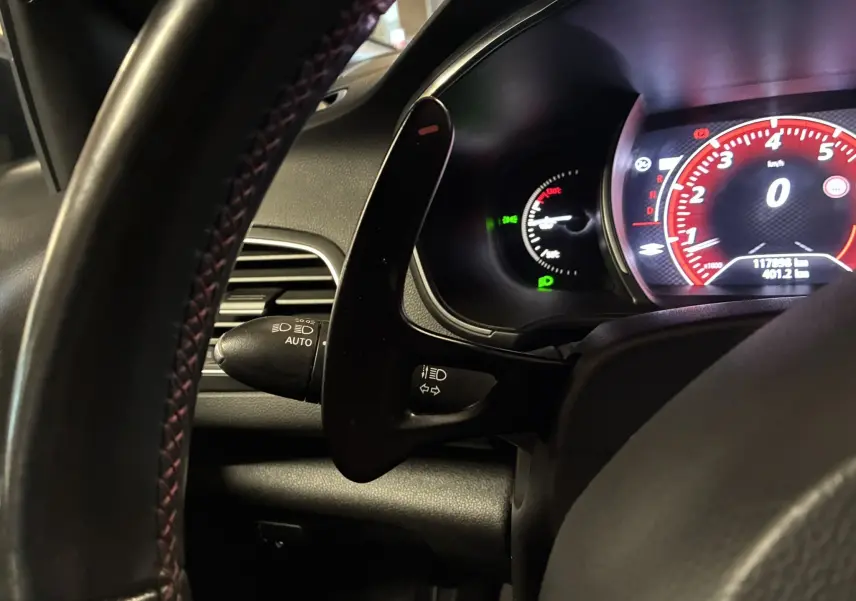 Vue rapprochée du tableau de bord numérique rouge et noir de la Renault Mégane IV RS 280 EDC6 affichant 117898 km.
