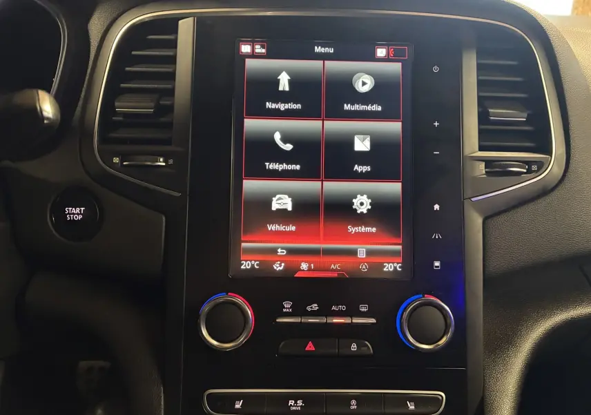 Vue rapprochée du volant en cuir perforé noir de la Renault Mégane IV RS 280 EDC6 avec commandes intégrées.