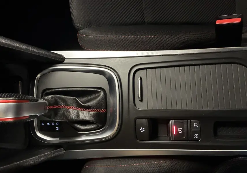 Vue rapprochée de l’écran tactile central de la Renault Mégane IV RS 280 blanche, affichant la navigation et les commandes climatiques.