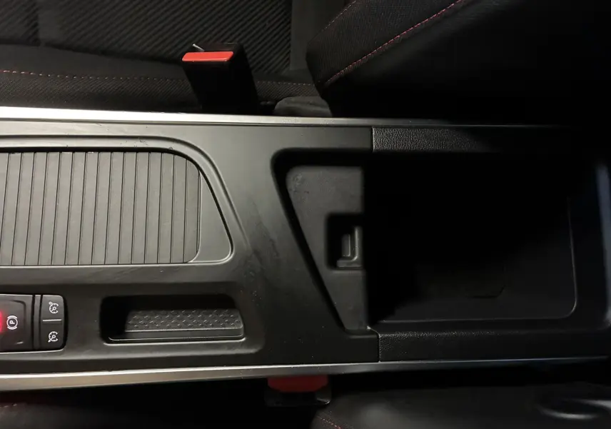 Vue rapprochée de la console centrale de la Renault Mégane IV RS 280 blanche, affichant la caméra de recul et les commandes climatiques.