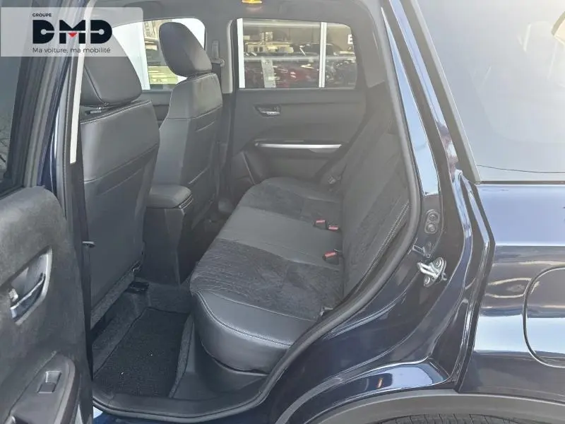 Vue intérieure côté gauche des sièges arrière en suédine et cuir noir du Suzuki Vitara bleu So'Color Sphere Pearl.