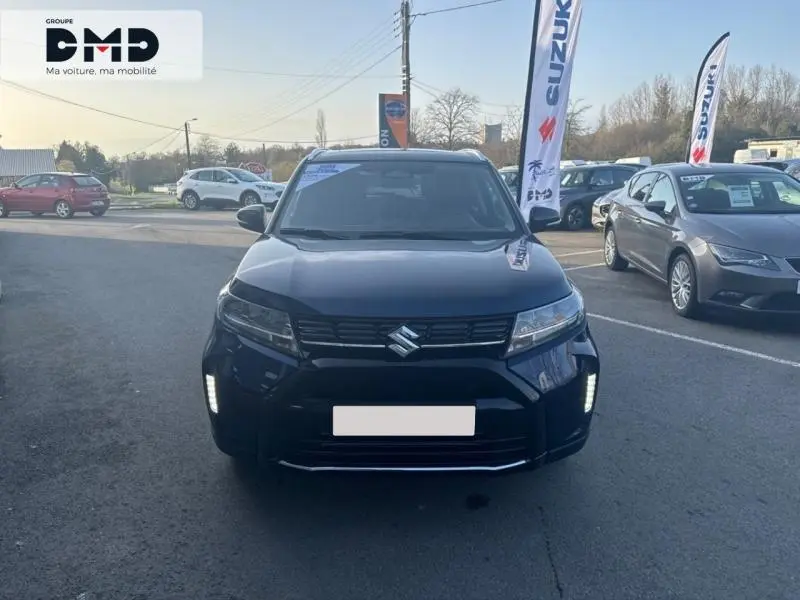 Suzuki Vitara 1.4 Boosterjet Hybrid vue de face en bleu So'Color Sphere avec feux LED allumés.