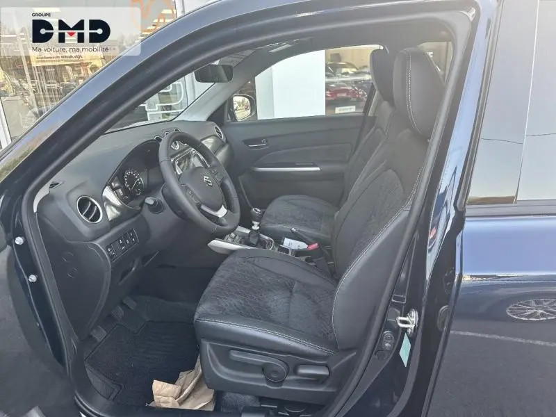 Vue intérieure côté conducteur du Suzuki Vitara bleu So'Color Sphere, sièges en suédine et cuir synthétique noir.