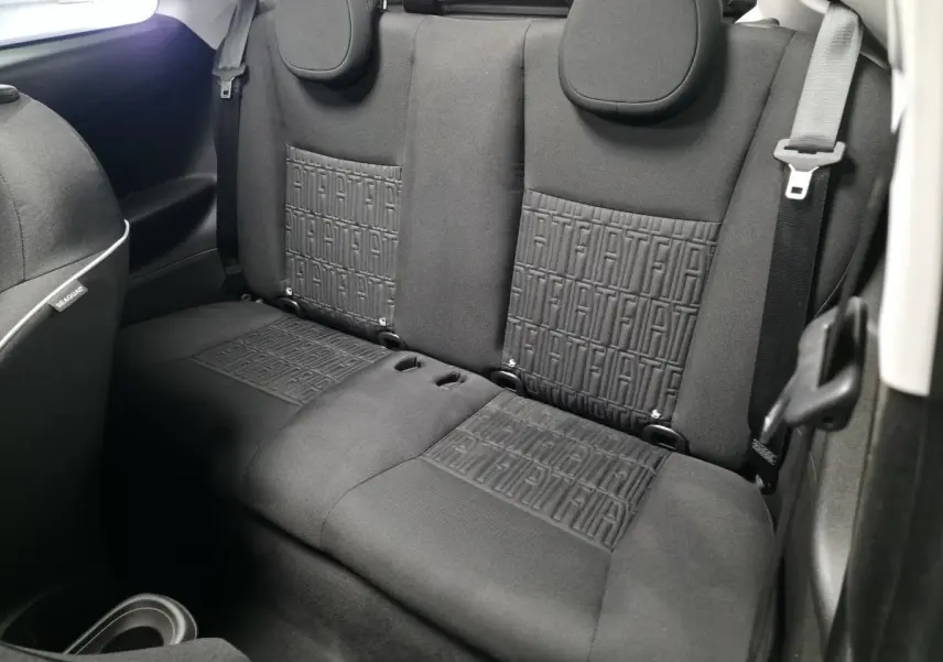 Vue intérieure arrière montrant les sièges noirs avec motifs FIAT embossés sur la banquette arrière du Fiat 500 Cabriolet.
