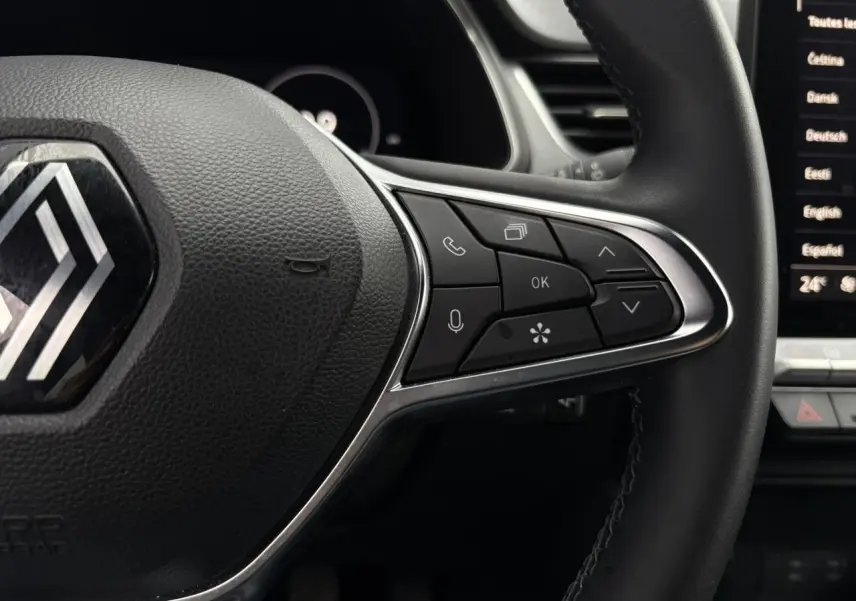 Gros plan sur le volant du Renault Captur 2025, montrant les commandes multifonctions à droite et une partie de l'écran tactile.