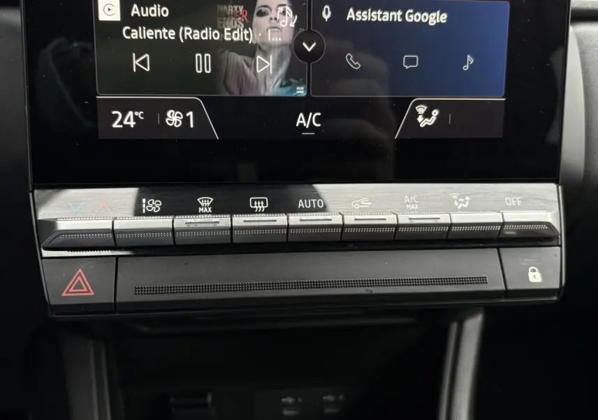 Gros plan sur la console centrale du Renault Captur 2025, mettant en valeur l’écran tactile OpenR Link et les commandes climatisation.