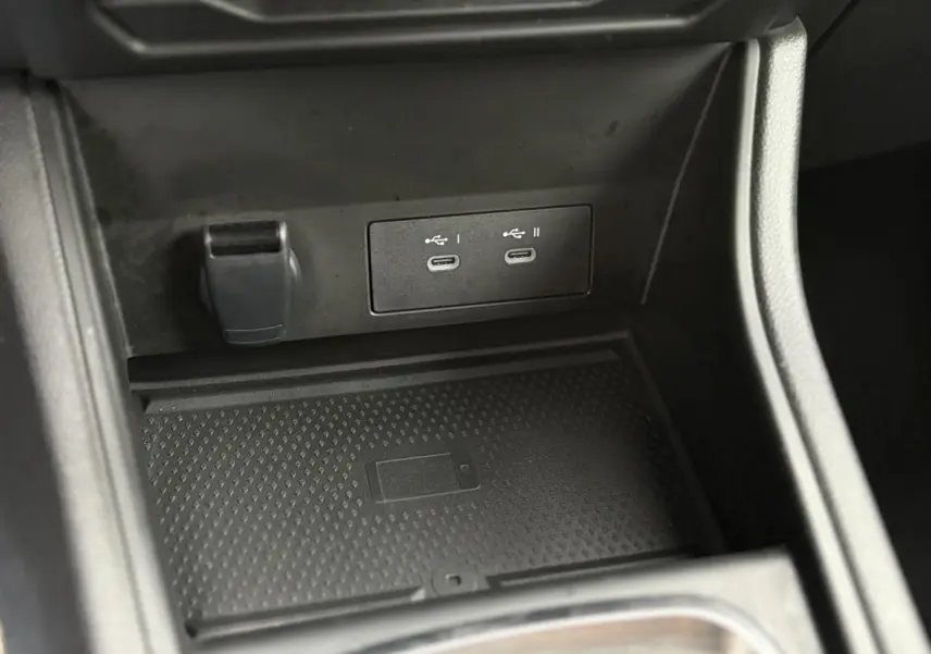 Détail de la console centrale noire du Renault Captur 2025 avec ports USB-C doubles et zone de charge induction.