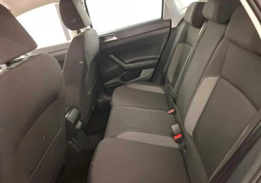 Vue latérale intérieure montrant la banquette arrière en tissu gris foncé de la Volkswagen Polo 2023.