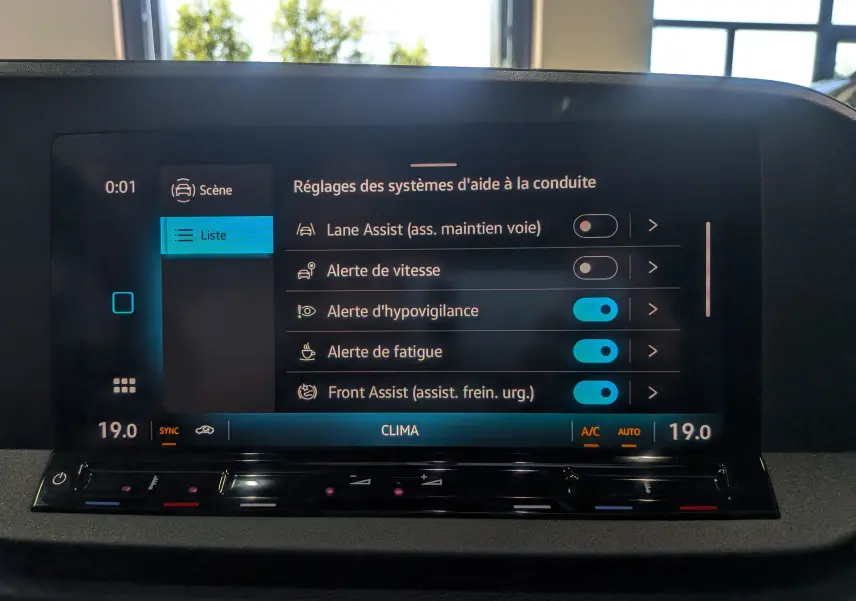 Écran tactile intérieur du Volkswagen Caddy 2025 affichant les réglages des aides à la conduite avec interface en français.